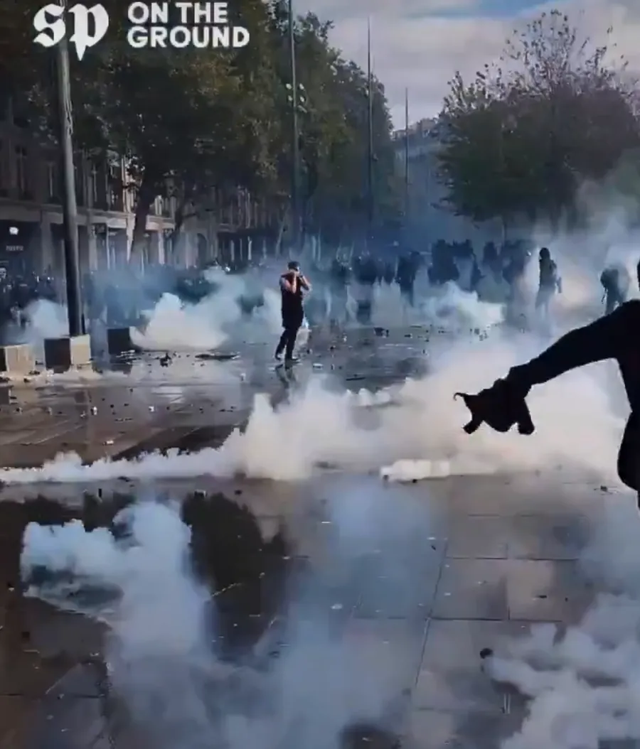 Slzný plyn a policajné jednotky na Place de la République v Paríži