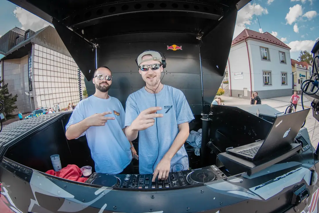 Robert s kamarátom za DJ pultom v event aute