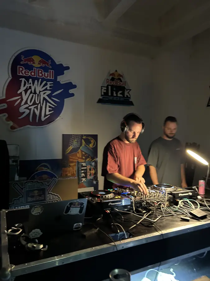 Dvaja ľudia za DJ pultom v Red Bull priestore