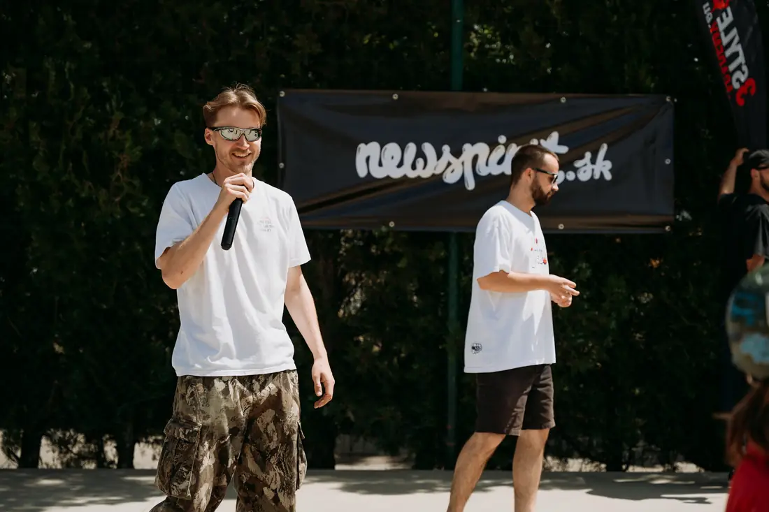 Robert s mikrofónom na skate súťaži