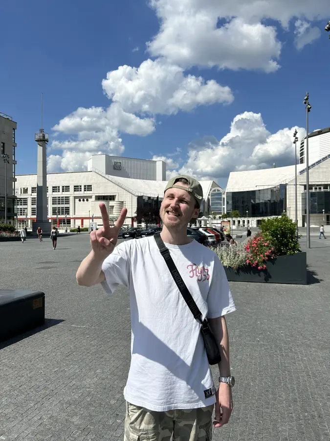 Robert ukazuje peace na námestí