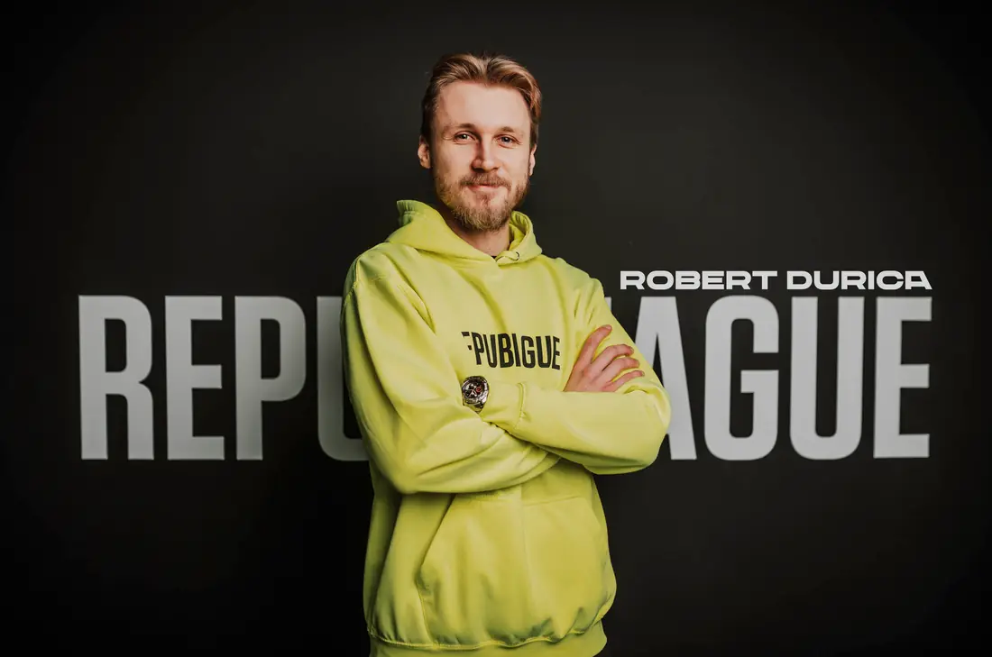 Robert v žltej mikine pred nápisom REPUBLEAGUE