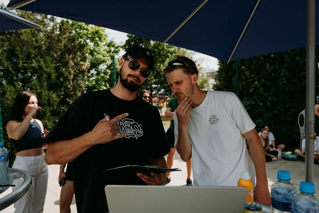 Robert zamyslene pozerá do laptopu na evente